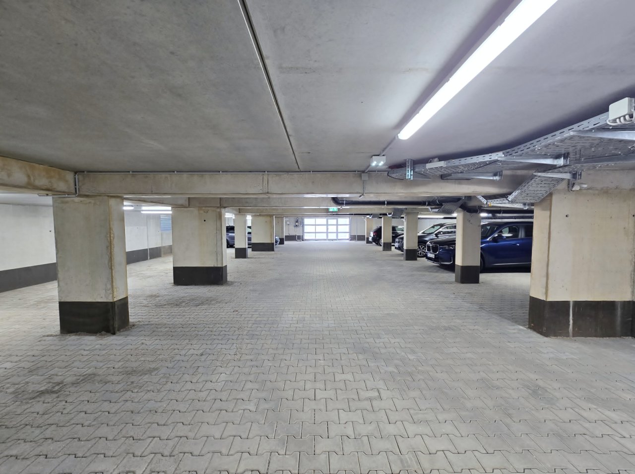 Tiefgarage mit Blick zum Tor Tiefgarage mit Blick zum Tor