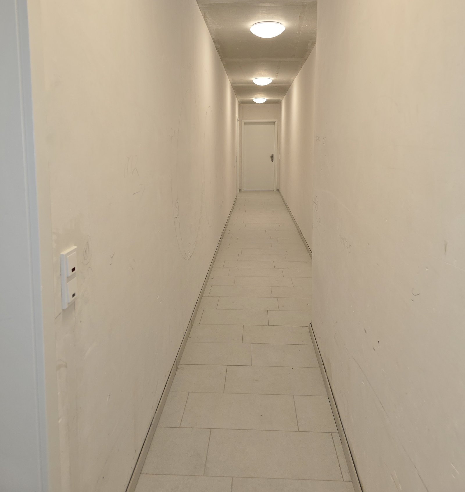 Flur zur Wohnungstür Flur zur Wohnungstür