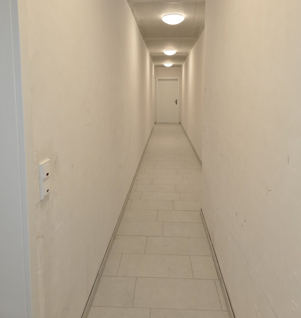 Flur zur Wohnungstür Flur zur Wohnungstür