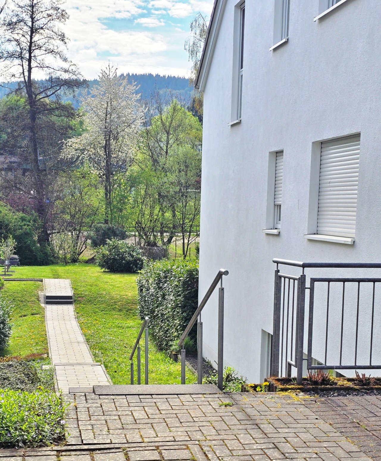  seitlicher Weg zum Gartenbereich