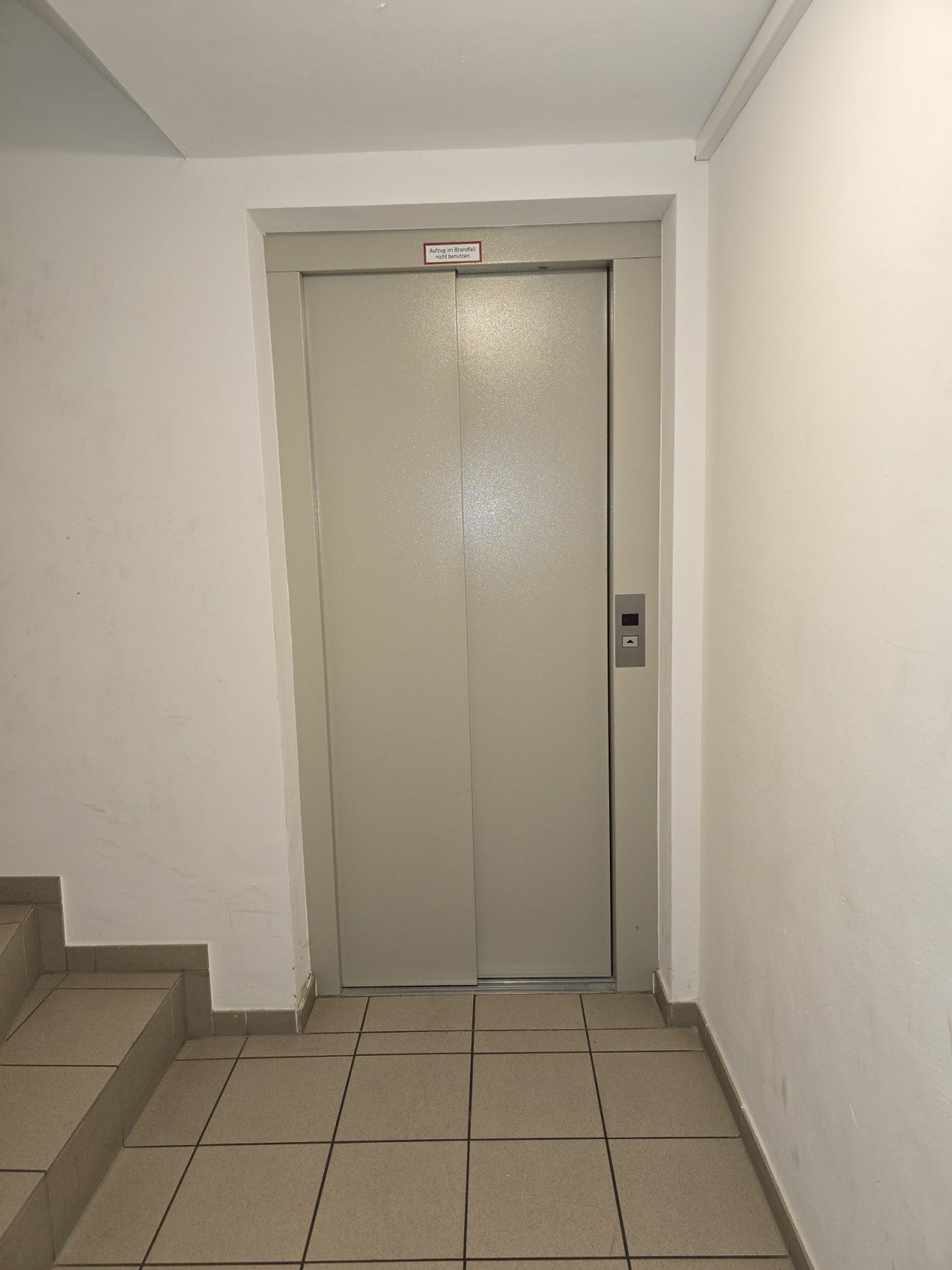 Treppenhaus mit Aufzug Treppenhaus mit Aufzug