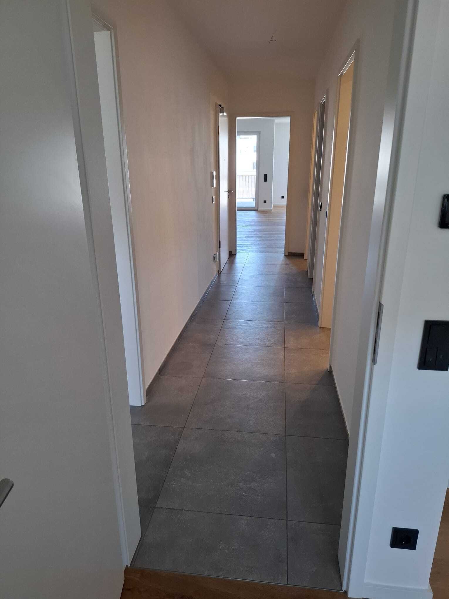 Blick von Eingangstür zur Küche/WZ, Balkon