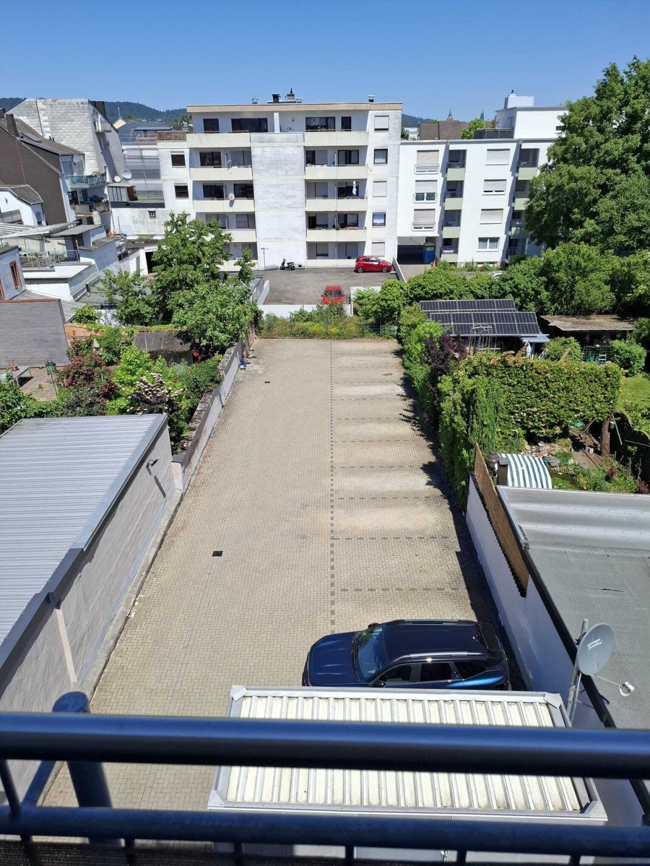Blick in Innenfläche mit Parken/Stellplatz