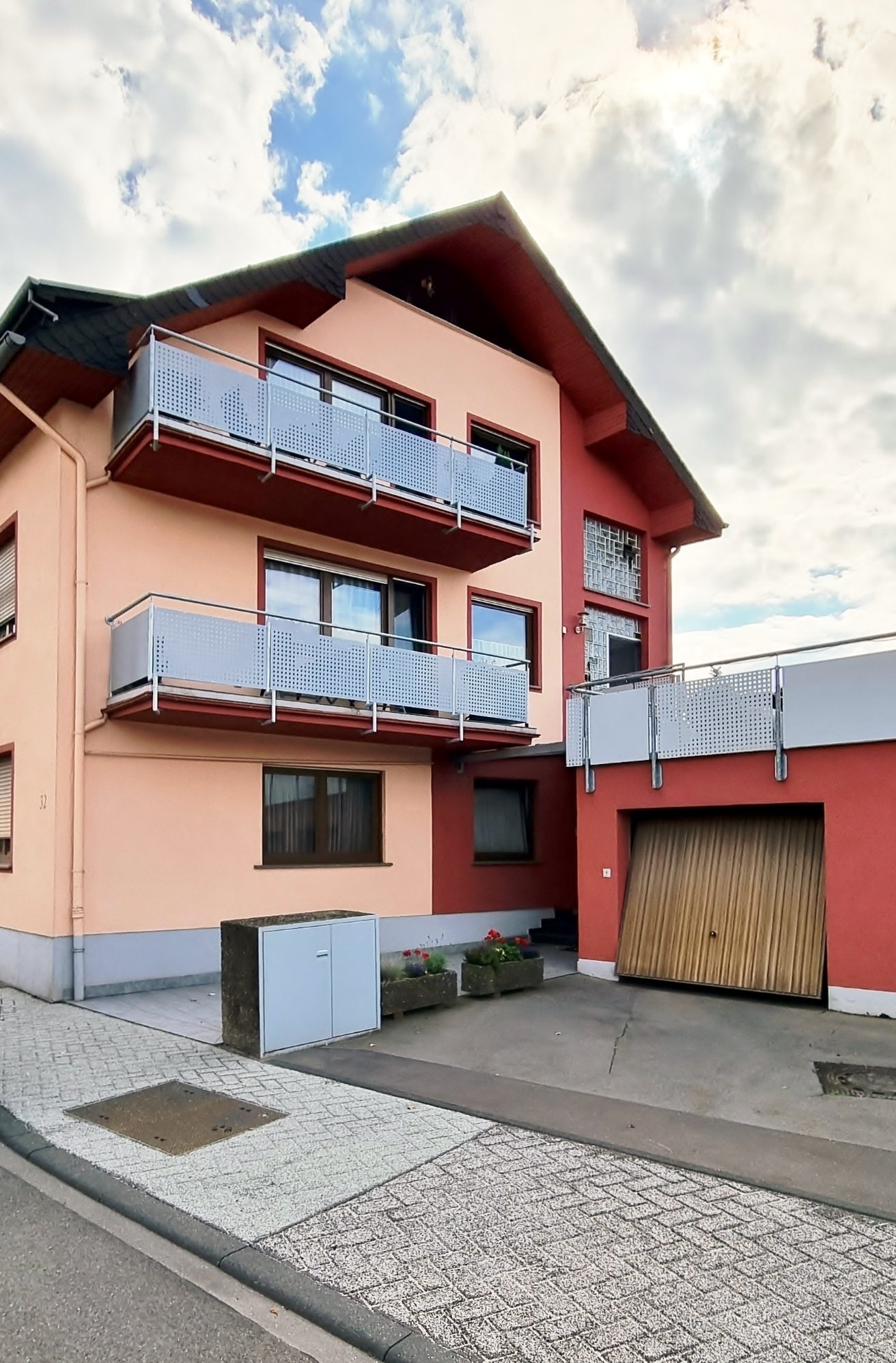 Hauseingang mit Wohnung 1. OG Hauseingang mit Wohnung 1. OG