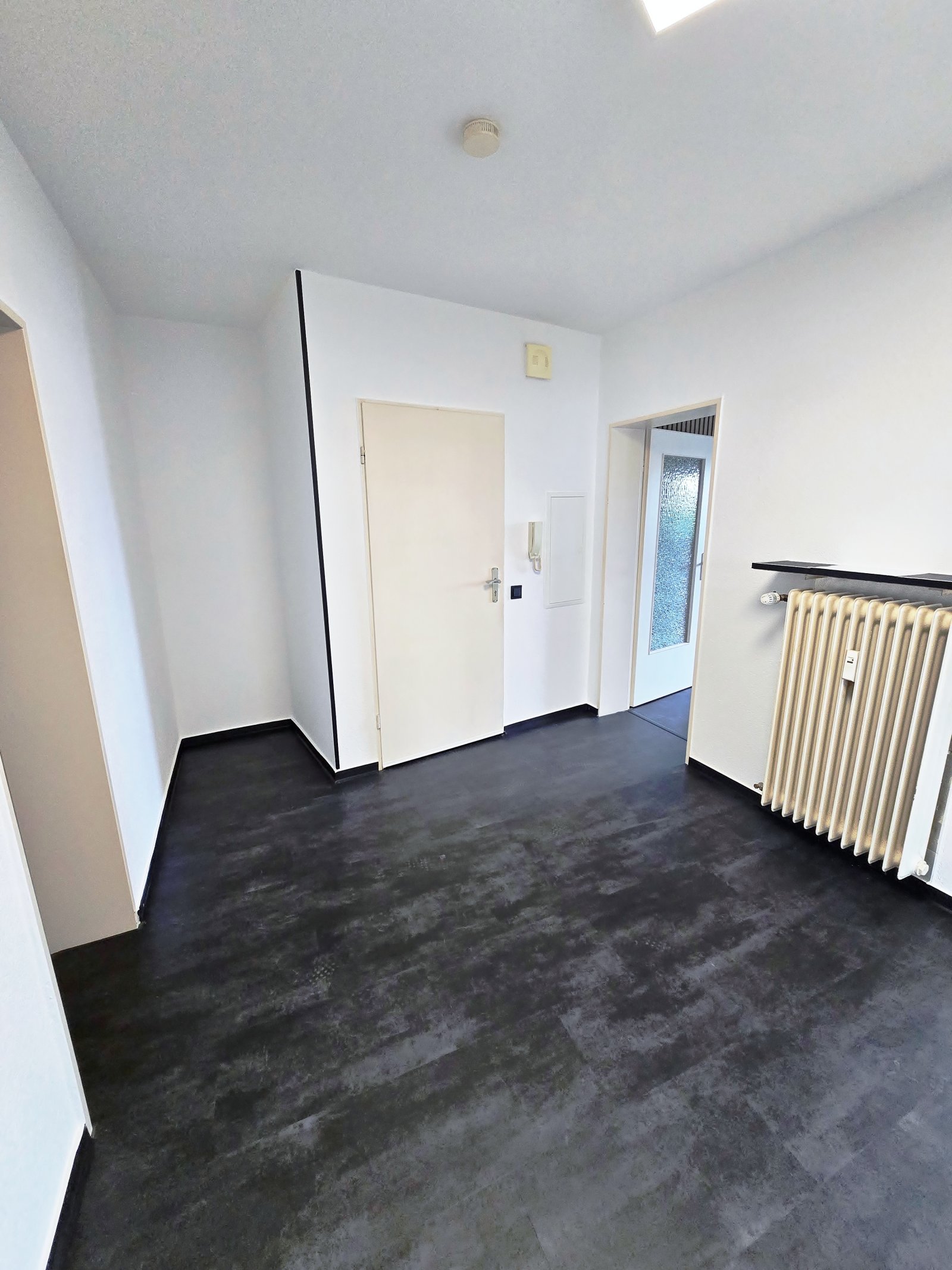 Blick zur Wohnungseingangstür, links Bad, rechts Küche Blick zur Wohnungseingangstür, links Bad, rechts Küche