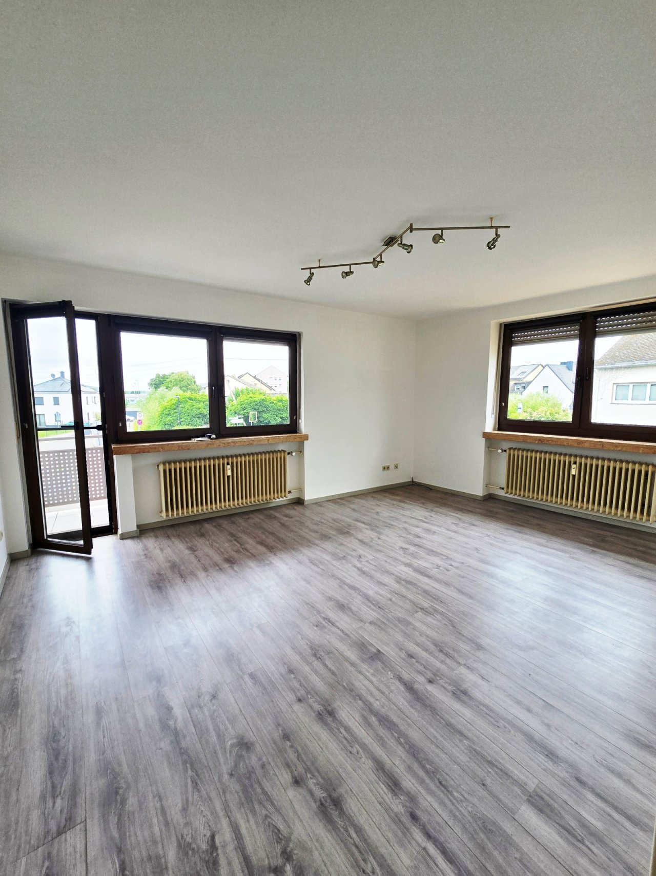 Blick in Wohnzimmer / Balkon Blick in Wohnzimmer / Balkon