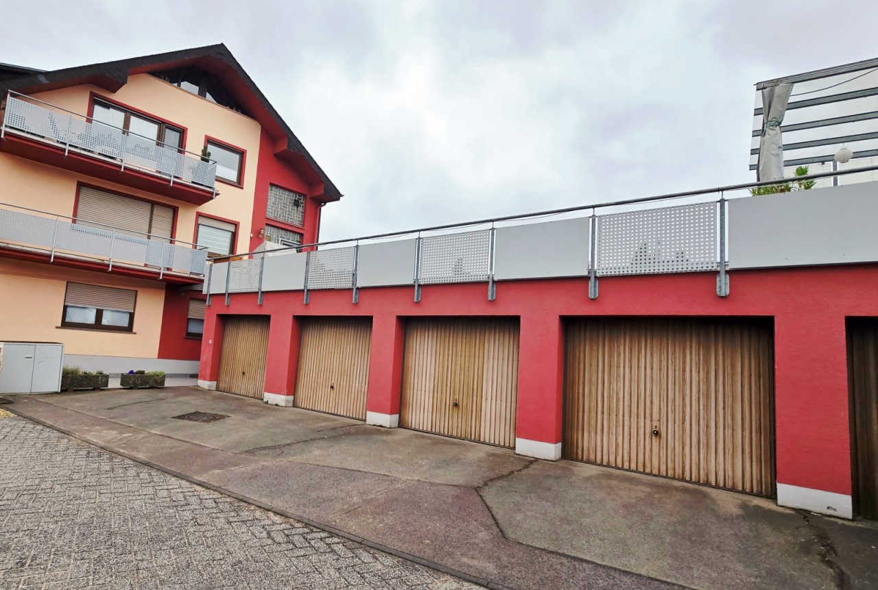 seitl. Haus mit Garagen seitl. Haus mit Garagen