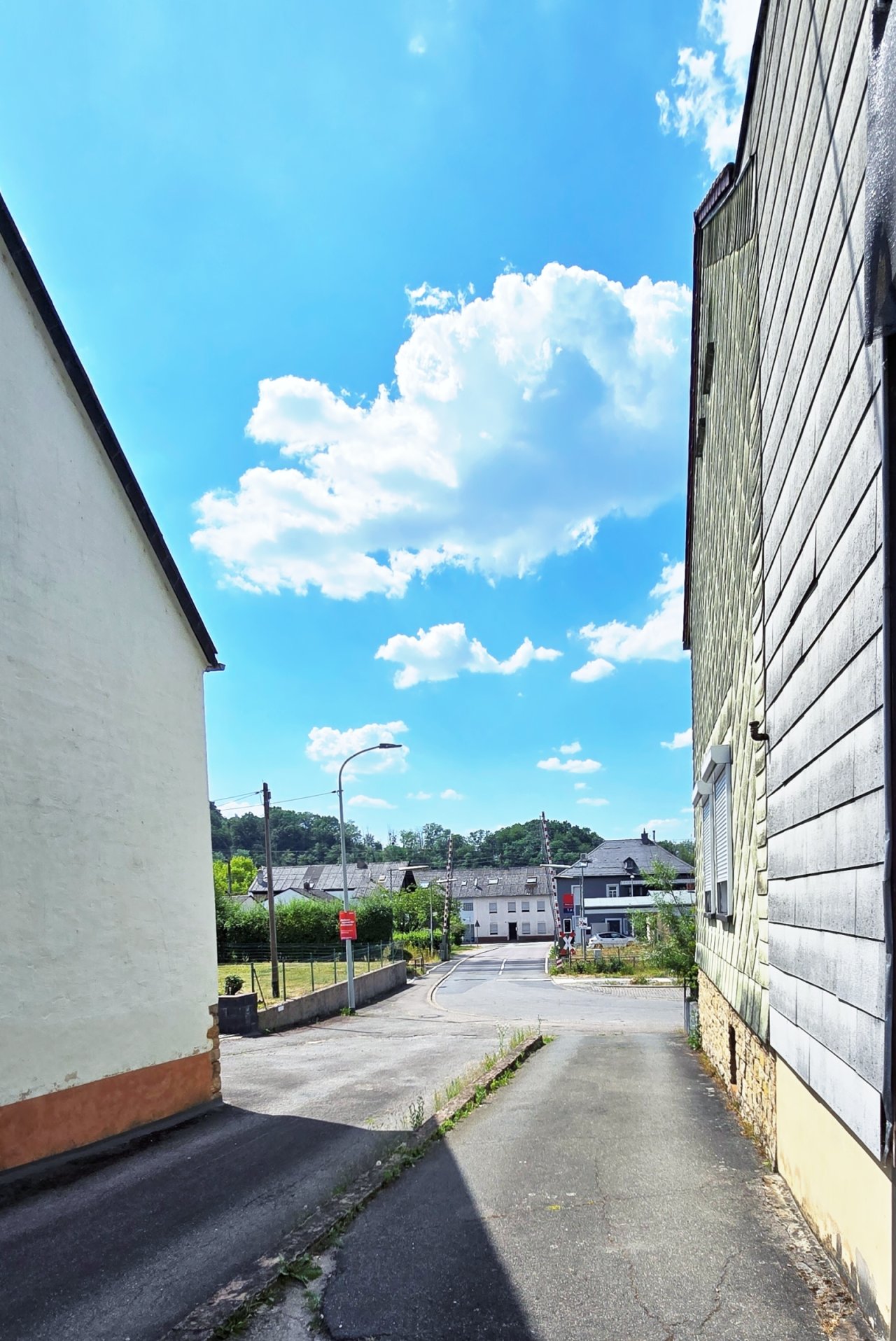 seitliche Zufahrt hinter Haus/Garagen seitliche Zufahrt hinter Haus/Garagen