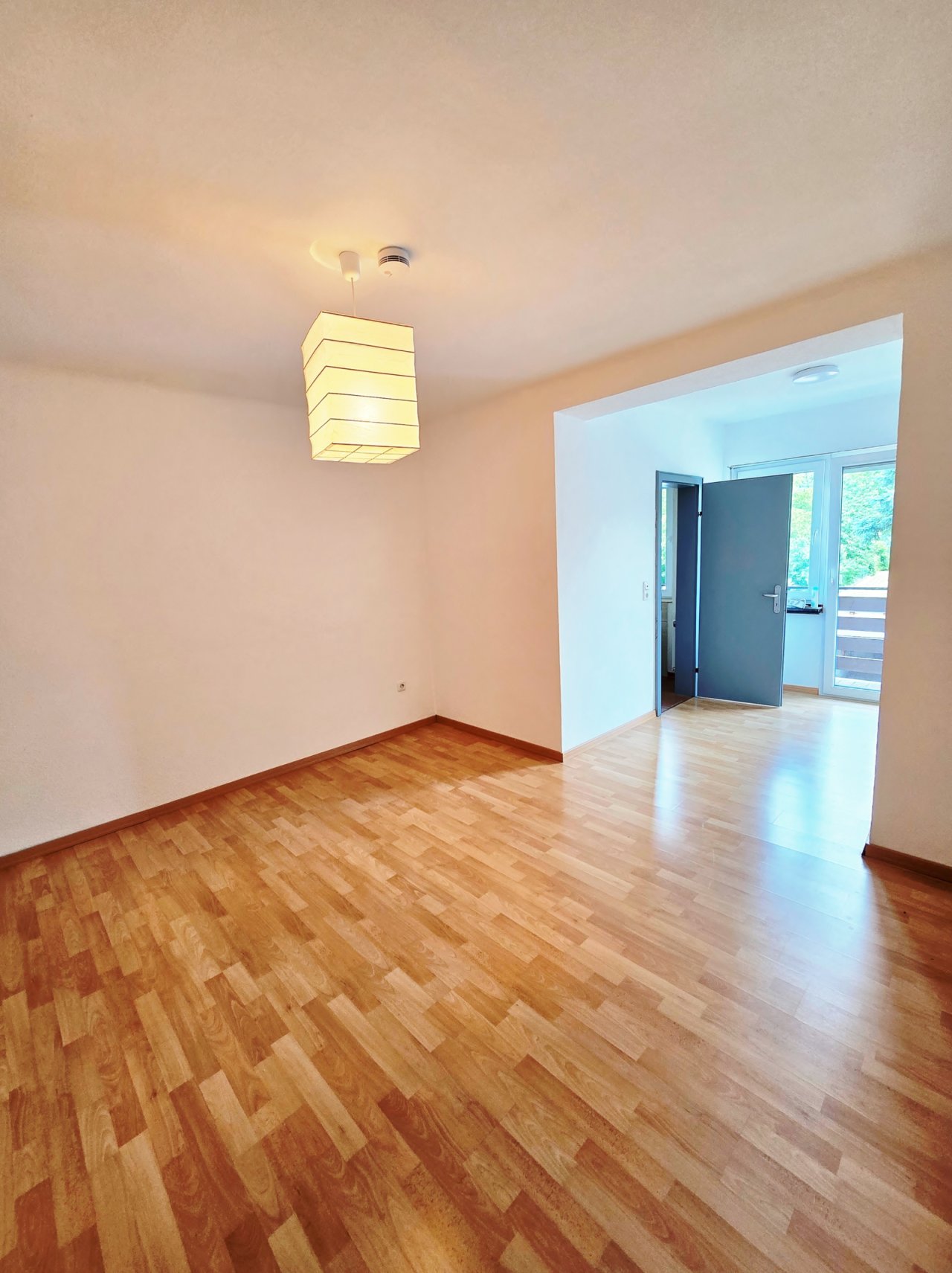 Schlaf- und Ankl. bzw. Kinderzimmer, links Duschbad Schlaf- und Ankl. bzw. Kinderzimmer, links Duschbad
