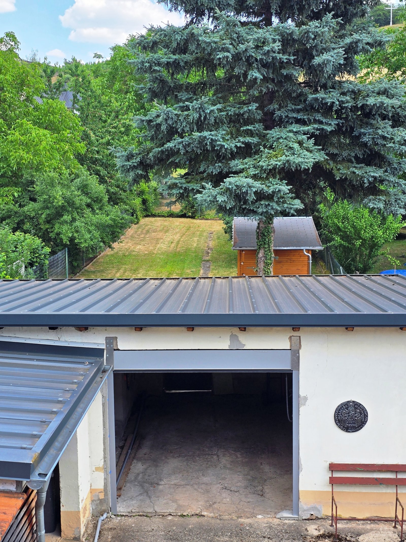 2 Garagen und große Rasenfläche mit Gartenhaus 2 Garagen und große Rasenfläche mit Gartenhaus