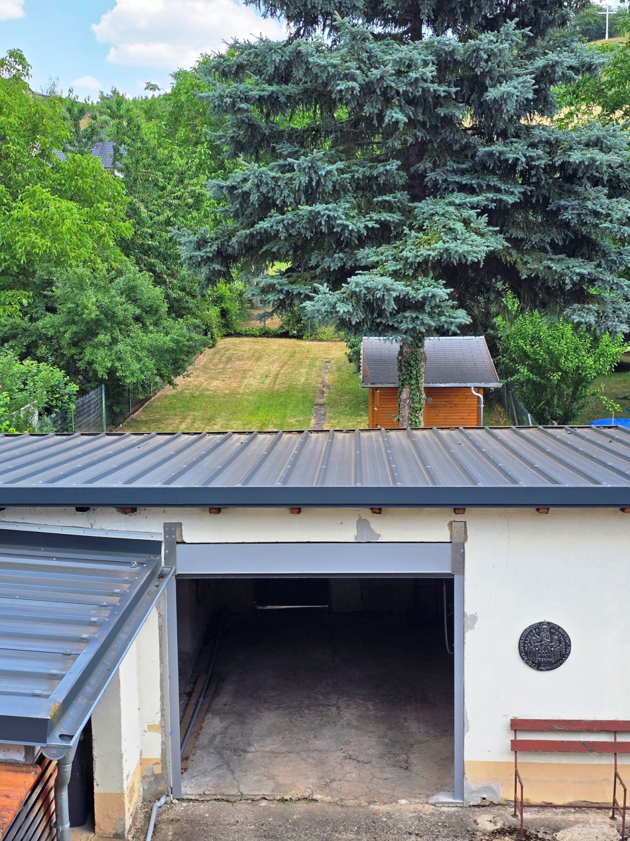 2 Garagen und große Rasenfläche mit Gartenhaus 2 Garagen und große Rasenfläche mit Gartenhaus
