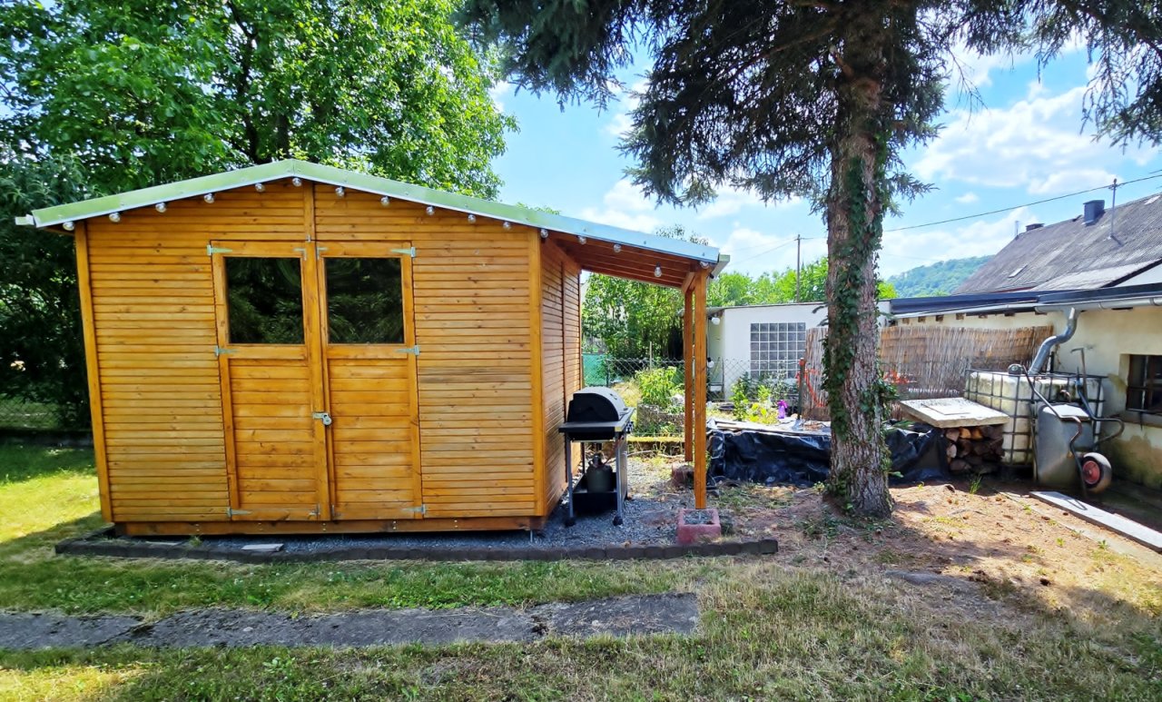 Gartenhaus mit Wassertank und Holzvorrat (incl.) Gartenhaus mit Wassertank und Holzvorrat (incl.)