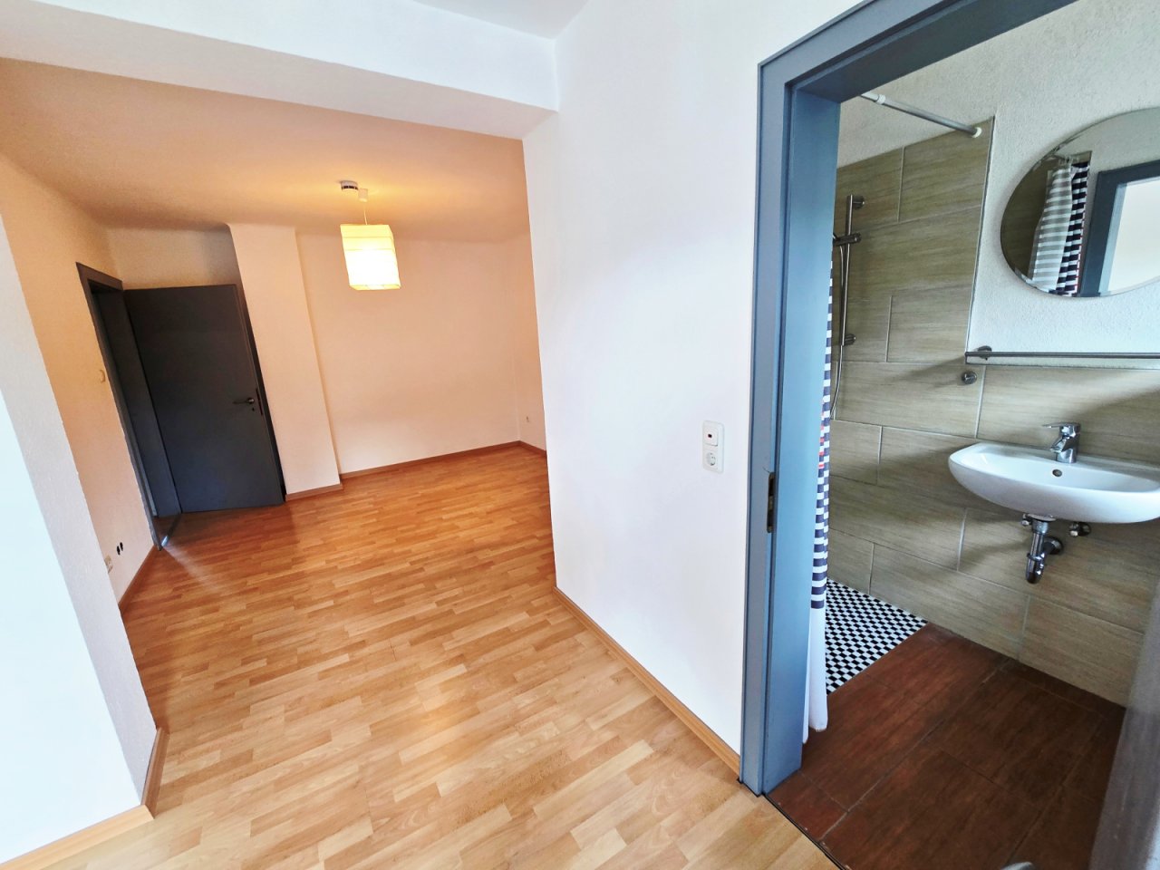 Blick von Duschbad in Schlafzimmer Blick von Duschbad in Schlafzimmer
