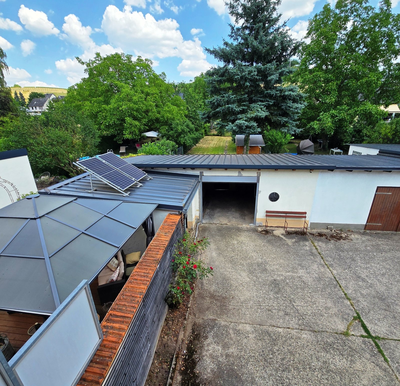 Blick von Balkon auf anteilige Hoffläche/Garagen Blick von Balkon auf anteilige Hoffläche/Garagen