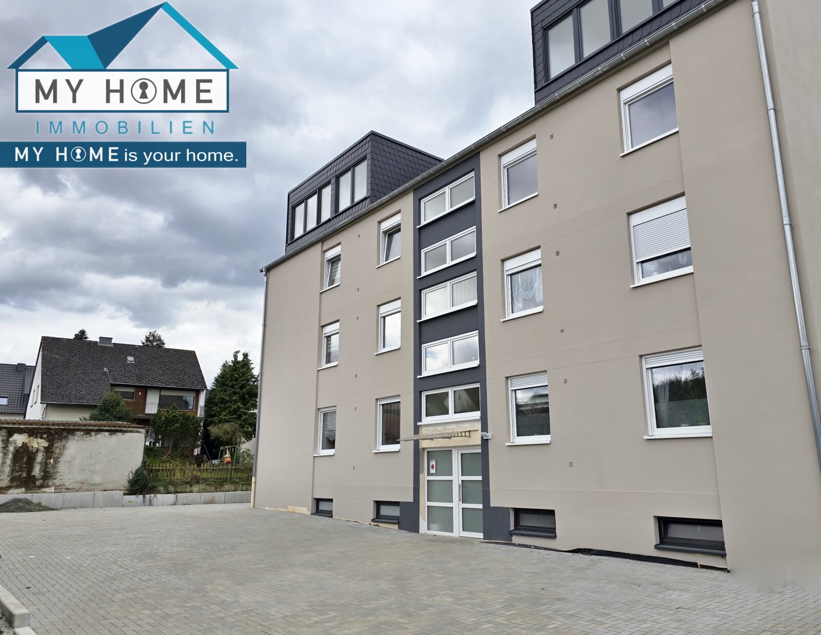Blick auf renoviertes Haus von rechts incl. Stellplätzen Blick auf renoviertes Haus von rechts incl. Stellplätzen