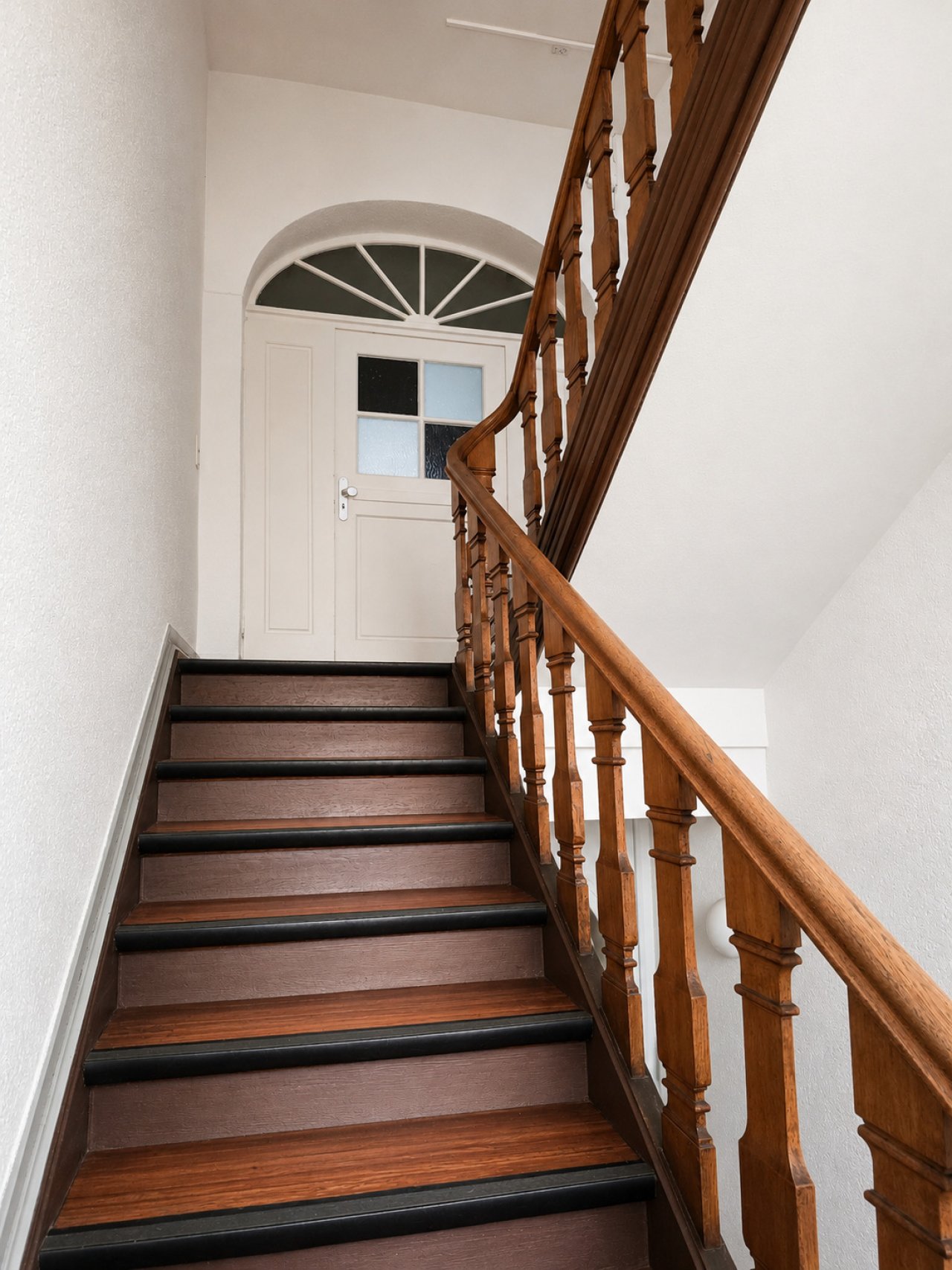 historisches, modernisiertes Treppenhaus