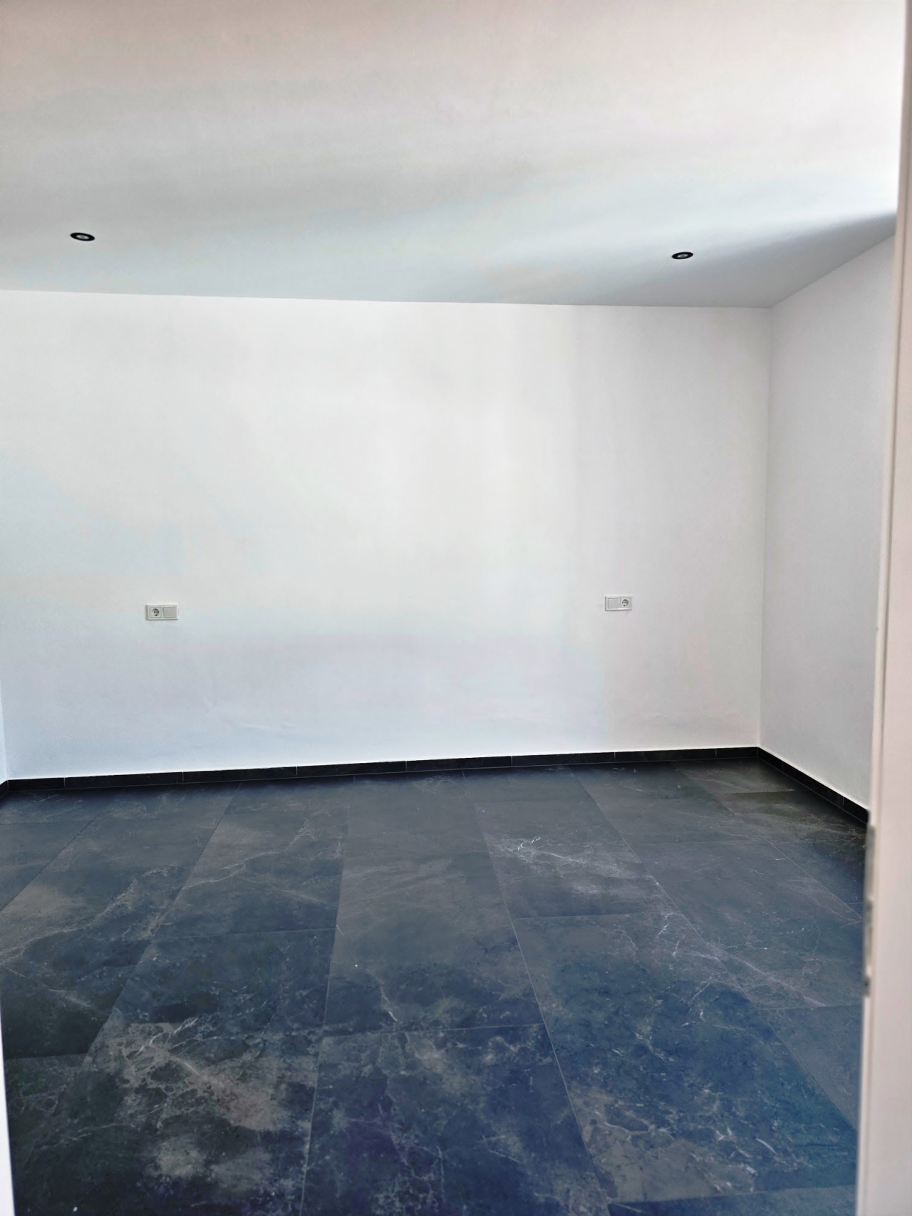 Blick in großes Schlafzimmer untere Ebene Blick in großes Schlafzimmer untere Ebene