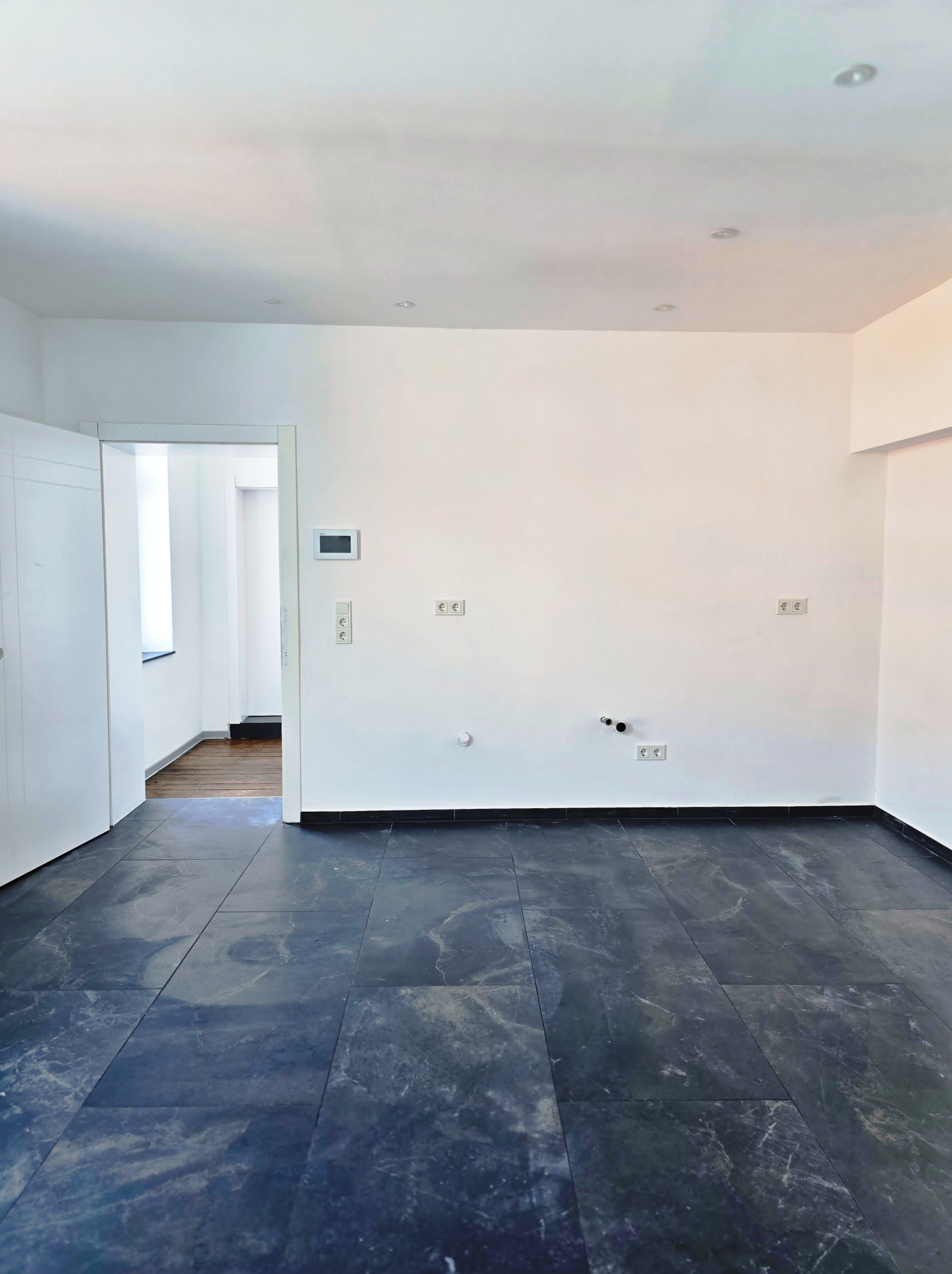 Kücheninstallationswand neben Eingang Kücheninstallationswand neben Eingang