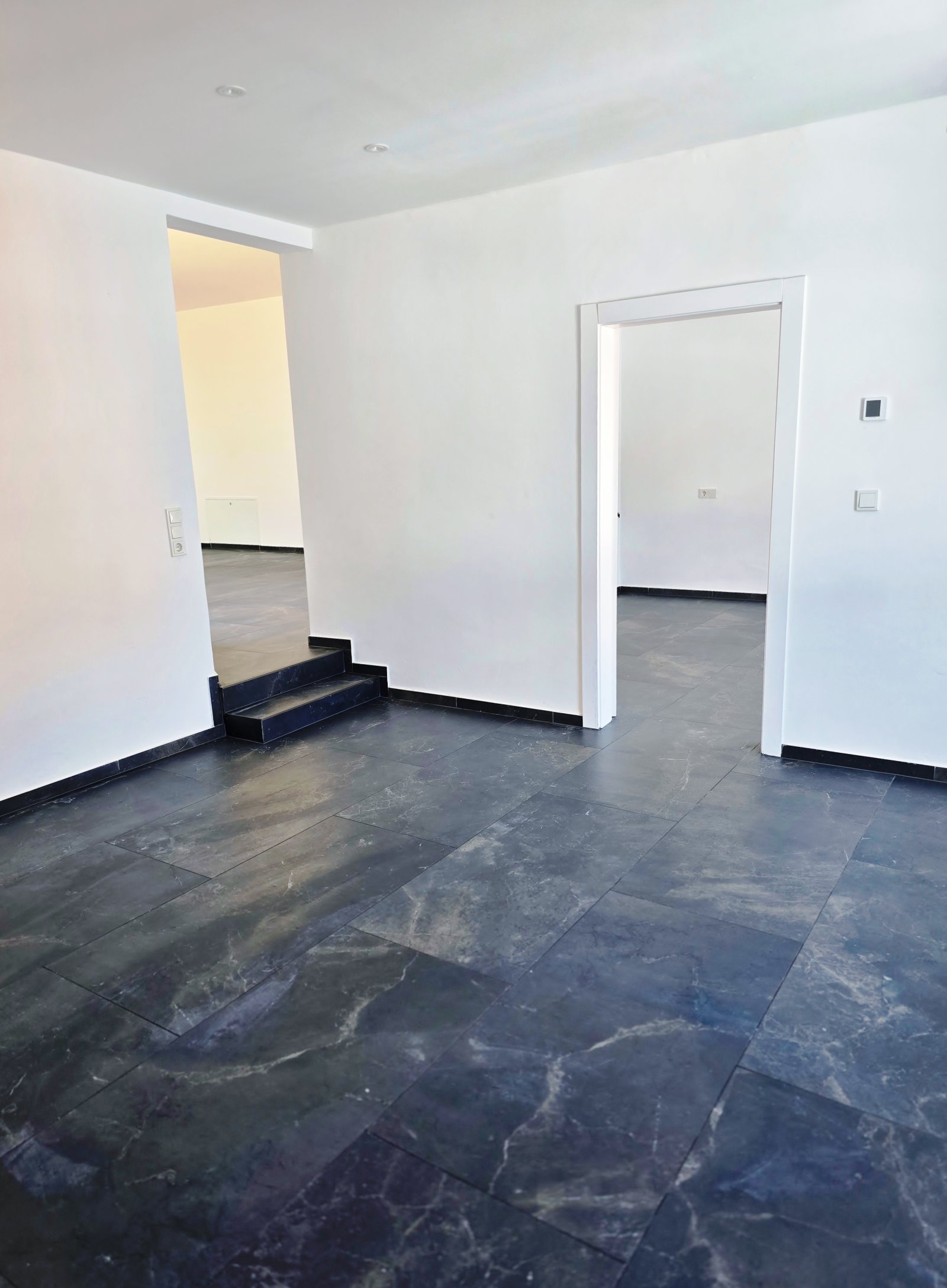 Blick über Küche in WZ links und 1. Schlafzimmer Blick über Küche in WZ links und 1. Schlafzimmer