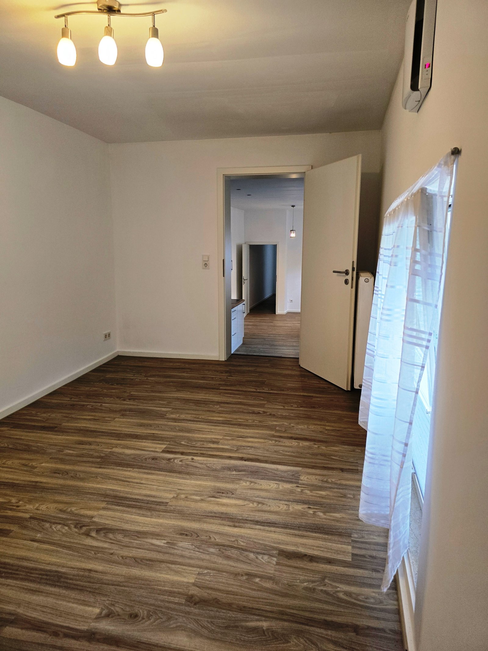 Blick aus Wohnzimmer in Wohnküche Blick aus Wohnzimmer in Wohnküche