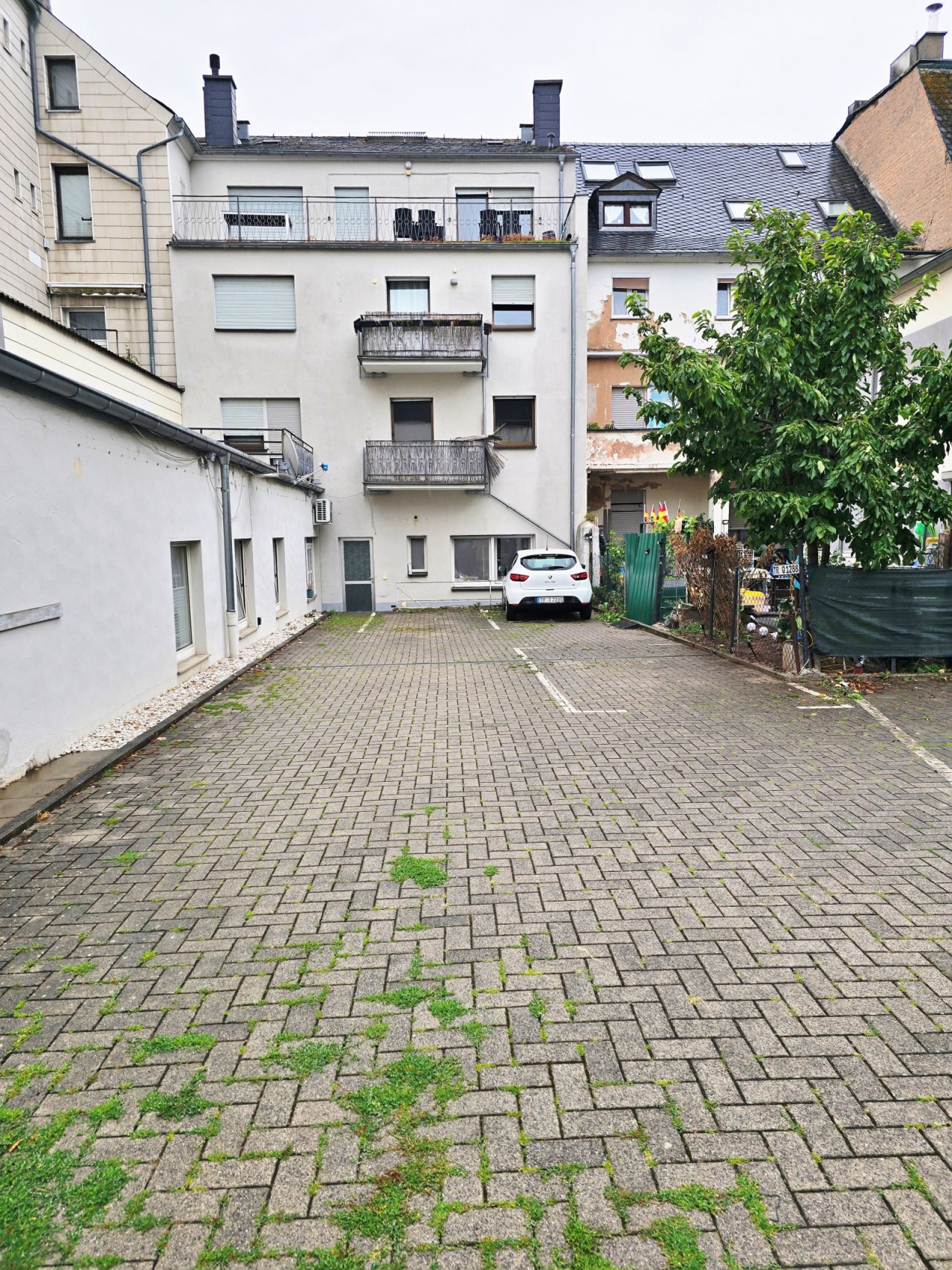 Blick von Einfahrt zur Wohnungs und Parken Blick von Einfahrt zur Wohnungs und Parken