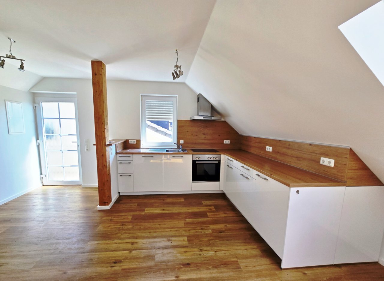 Blick auf Wohnungseingang und komfortable Markenküche Blick auf Wohnungseingang und komfortable Markenküche