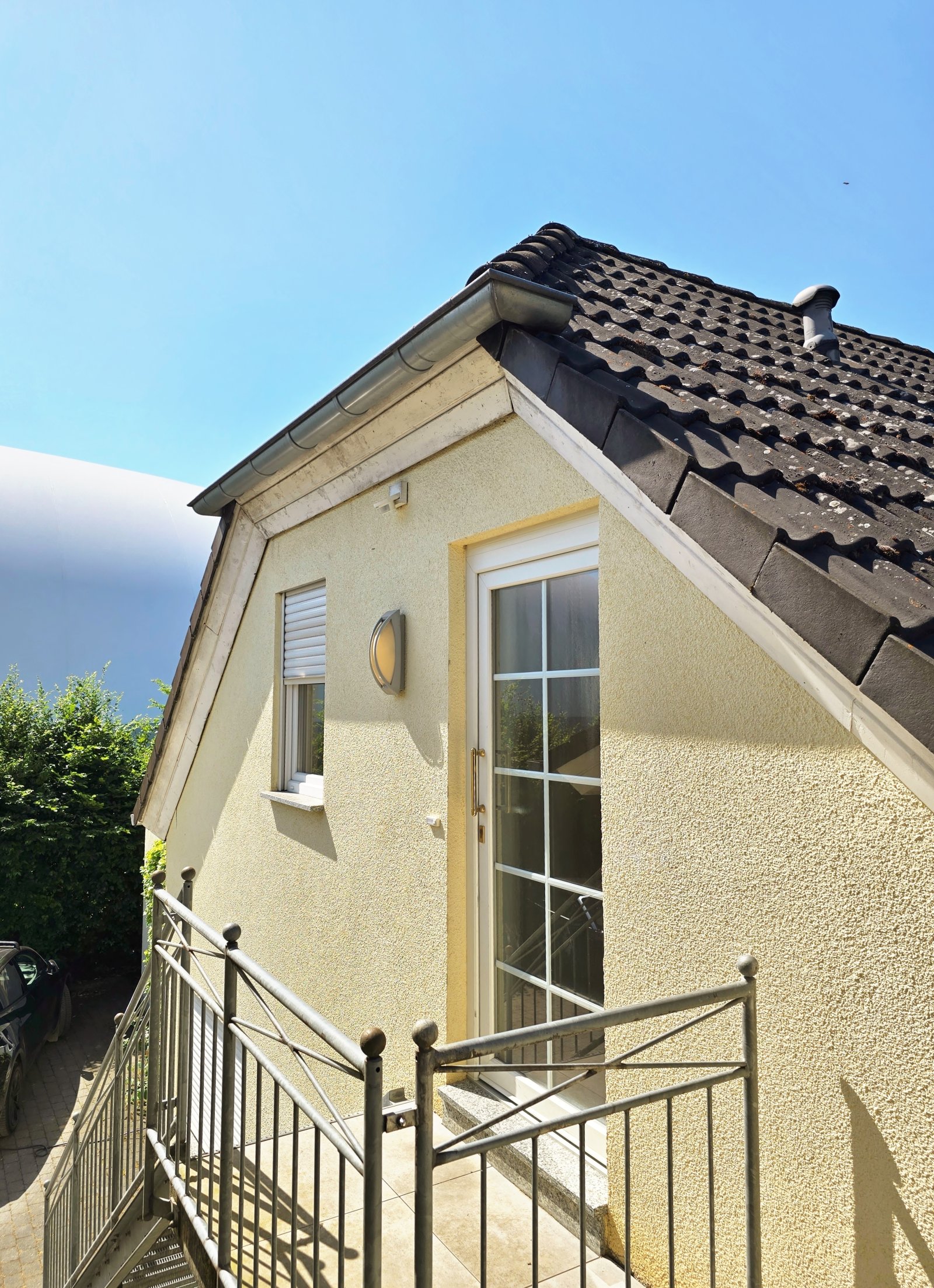 Empore mit Wohnungseingangstür Empore mit Wohnungseingangstür