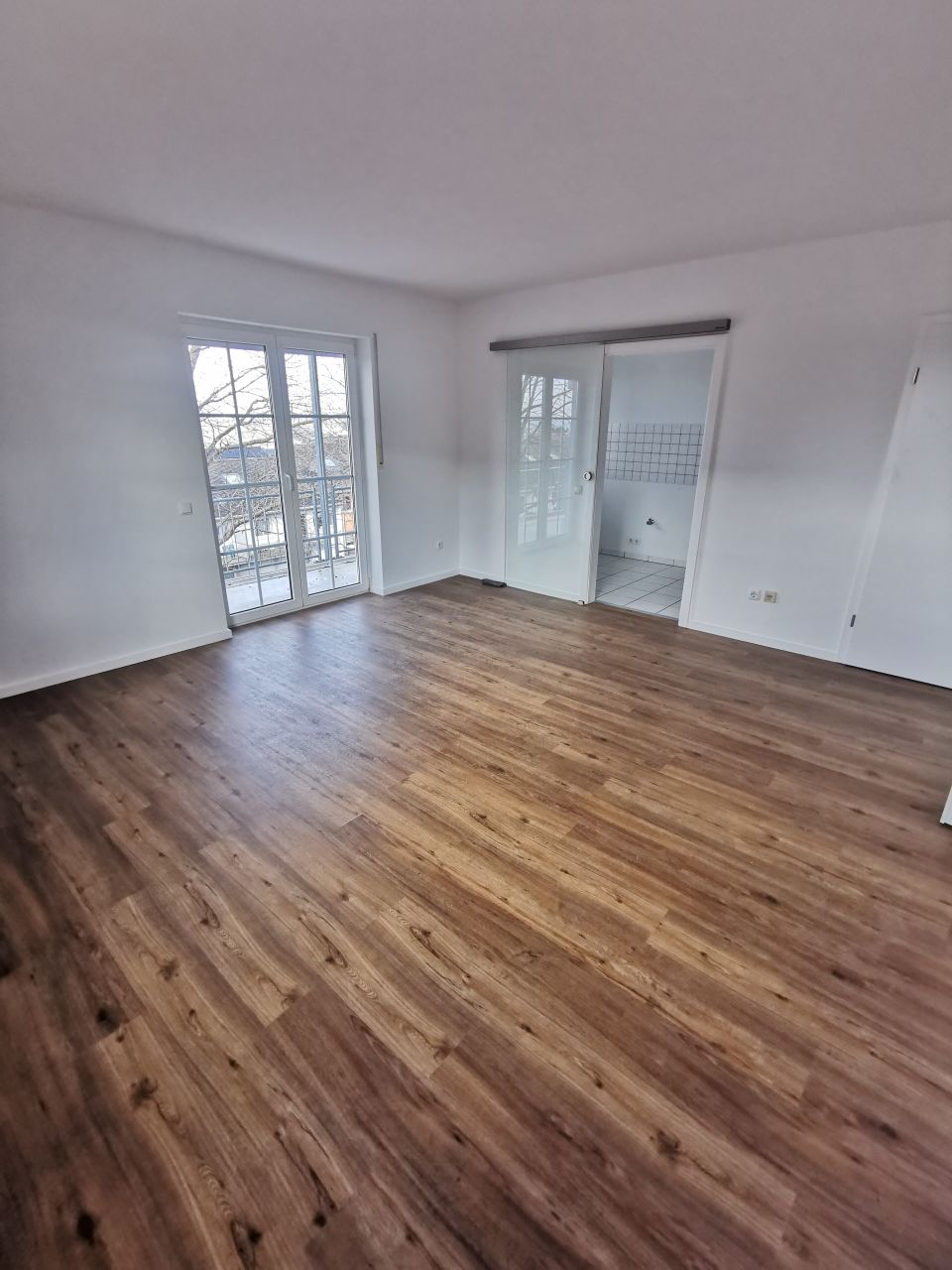 WZ, Küche rechts und Balkon WZ, Küche rechts und Balkon