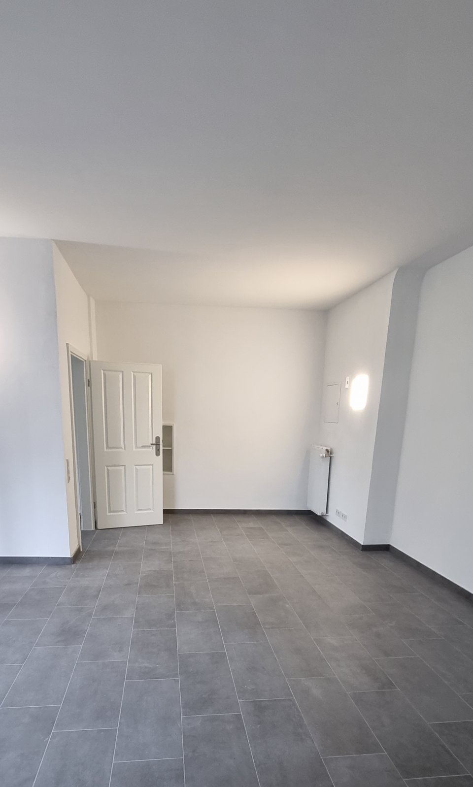  großer Essbereich, links Tür zum Schlafzimmer