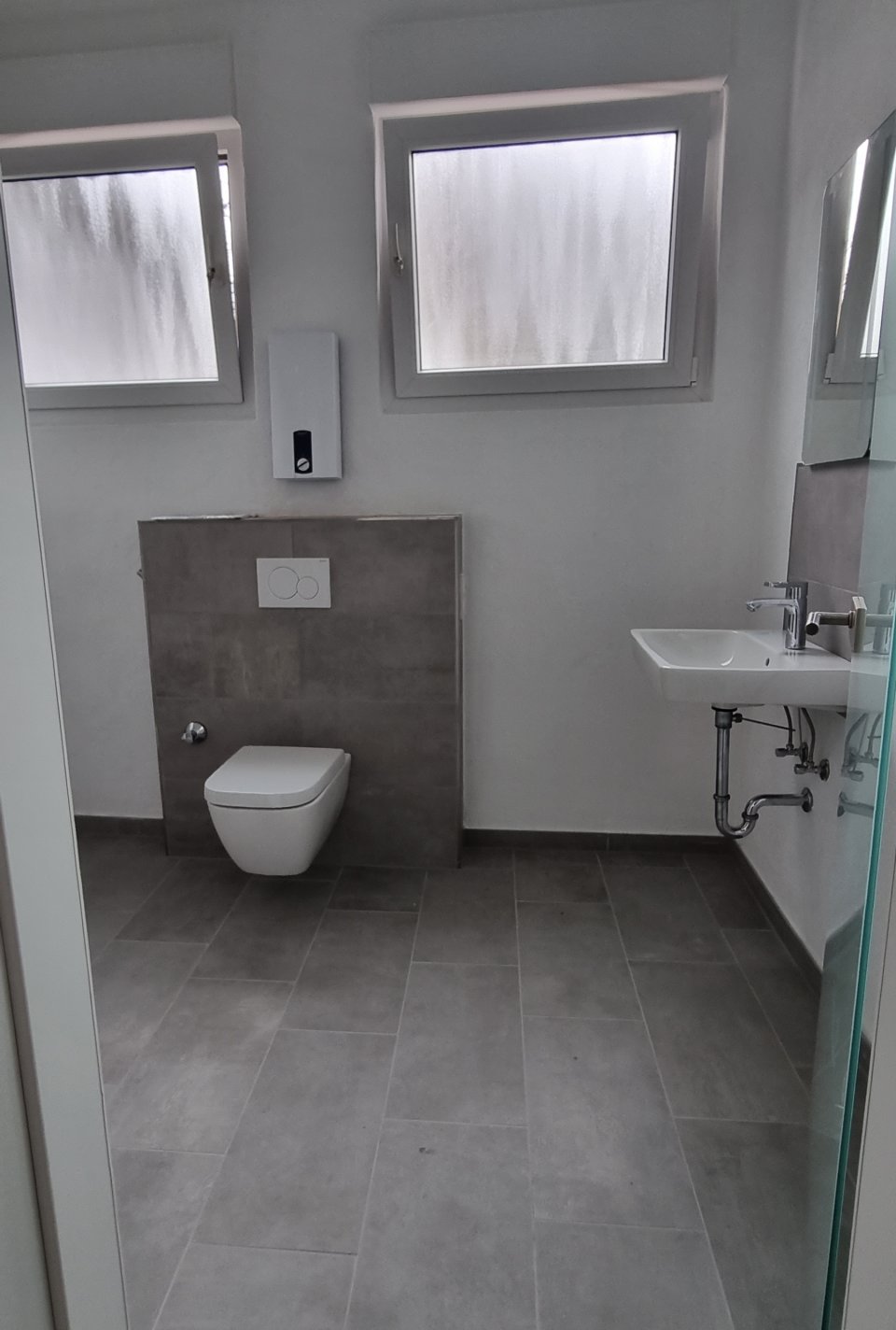  Bad mit Toilette, Waschbecken
