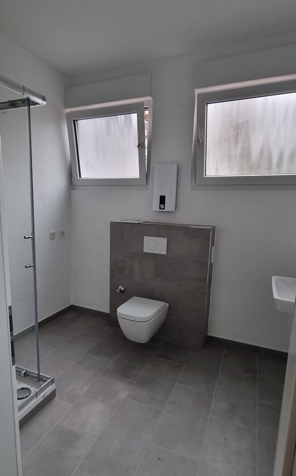  Blick in Bad, links Dusche